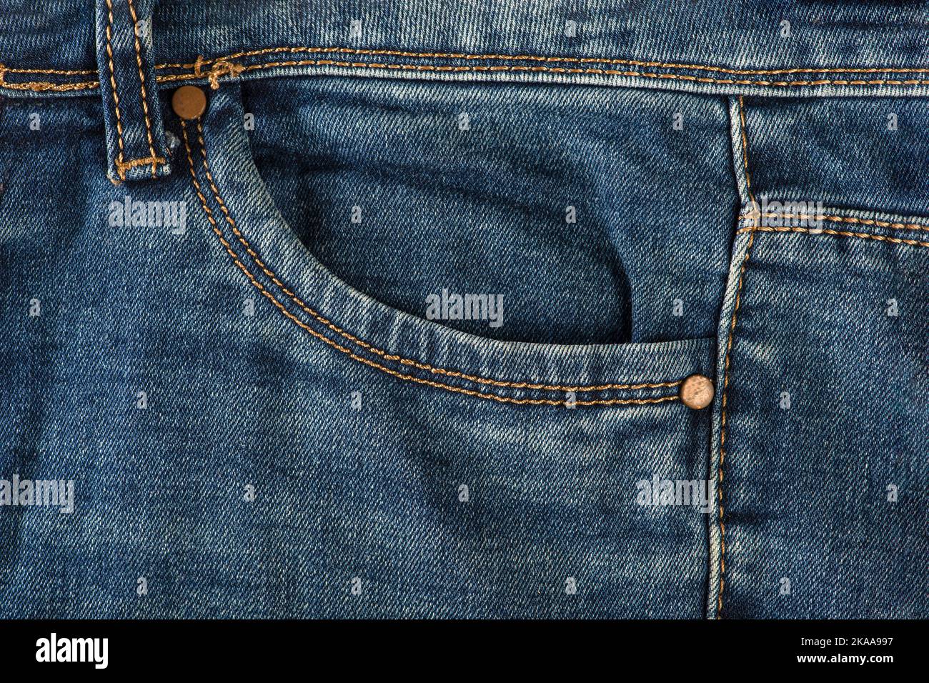 Poche de vieux jeans. Poche avant vide avec un Jean bleu ancien en gros plan. Banque D'Images
