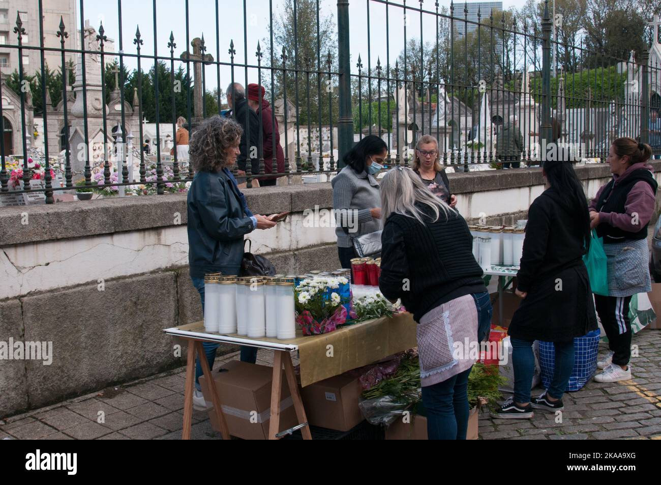 Porto, Portugal. 01st novembre 2022. Les vendeurs de bougies et de fleurs se tiennent à l'entrée du cimetière de Lordello do Ouro alors qu'ils attendent que les gens viennent acheter chez eux. 1 novembre, les familles se rappellent leurs proches décédés. Une tradition qui se passe depuis des centaines d'années. Le Pape Grégoire III, au 7th siècle, consacra une chapelle à tous les saints de la basilique Saint-Pierre. C'est au 9th siècle que le Pape Grégoire IV a établi cette fête pour toute l'Église. Crédit : SOPA Images Limited/Alamy Live News Banque D'Images