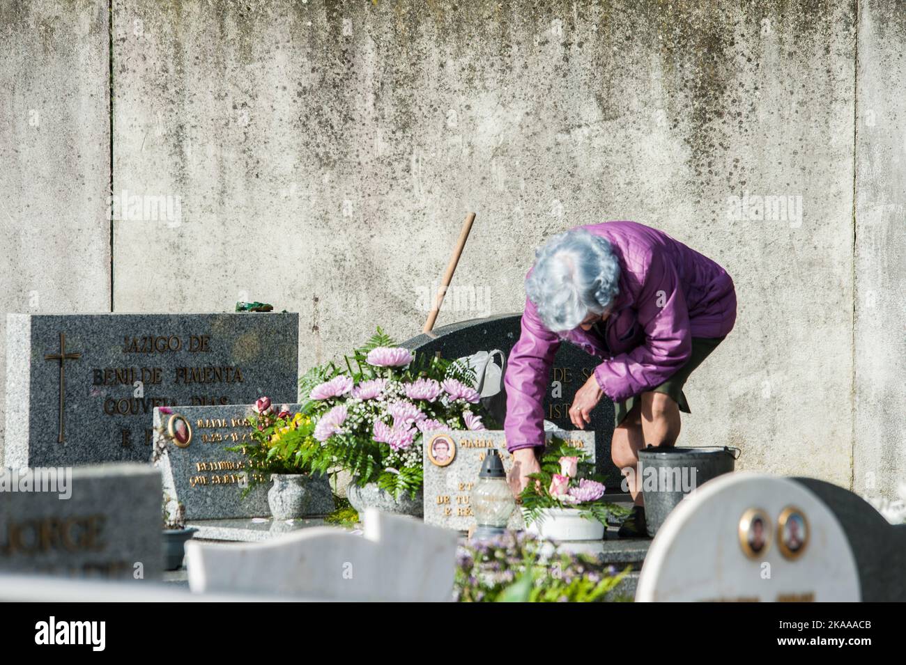 Porto, Portugal. 01st novembre 2022. Une femme nettoie la pierre tombale pendant la Toussaint. 1 novembre, les familles se rappellent leurs proches décédés. Une tradition qui se passe depuis des centaines d'années. Le Pape Grégoire III, au 7th siècle, consacra une chapelle à tous les saints de la basilique Saint-Pierre. C'est au 9th siècle que le Pape Grégoire IV a établi cette fête pour toute l'Église. (Photo de Mario Coll/SOPA Images/Sipa USA) crédit: SIPA USA/Alay Live News Banque D'Images