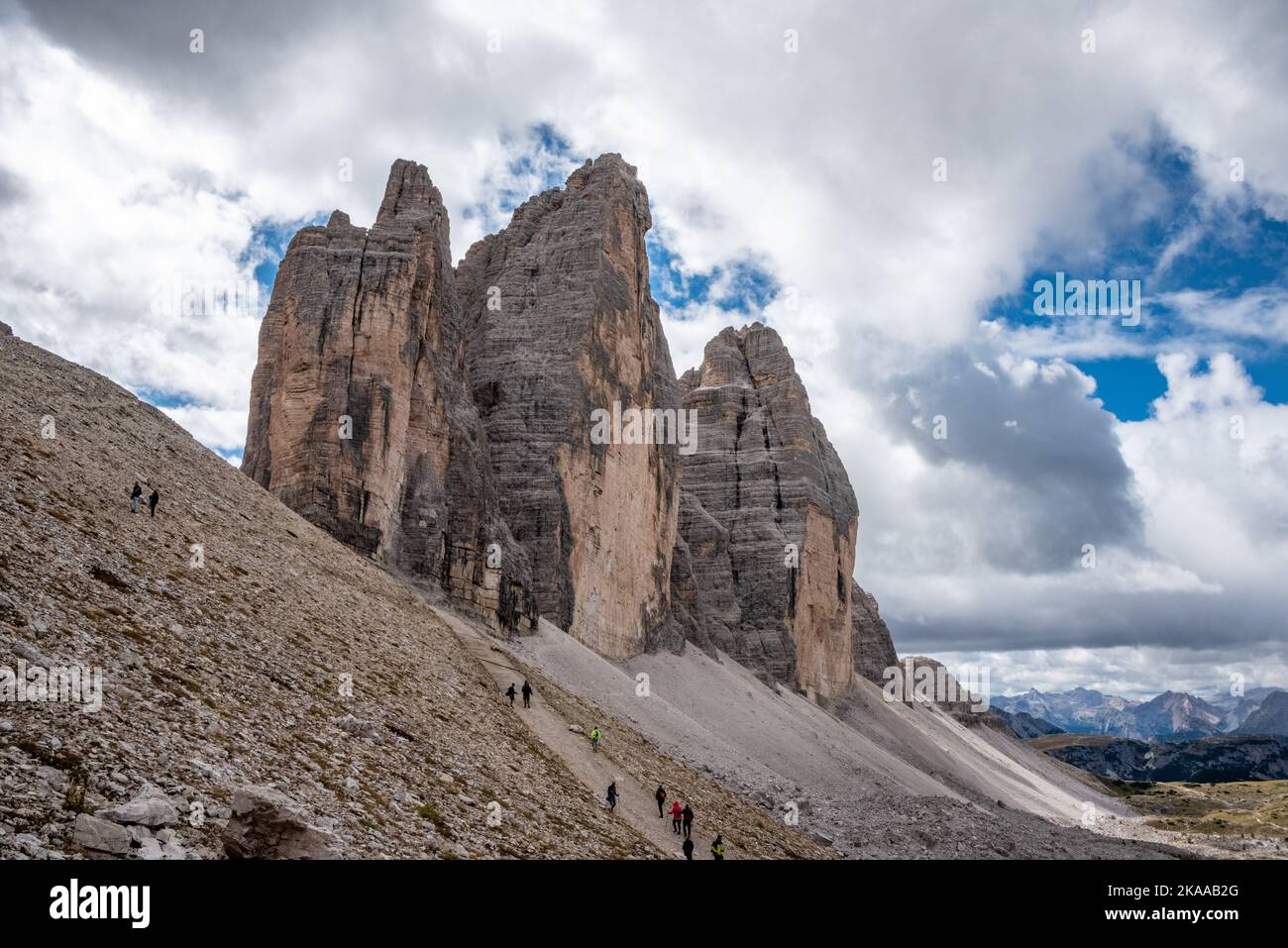 Le sentier de randonnée autour des montagnes emblématiques de trois sommets dans les Dolomites, le Tyrol du Sud en Italie Banque D'Images