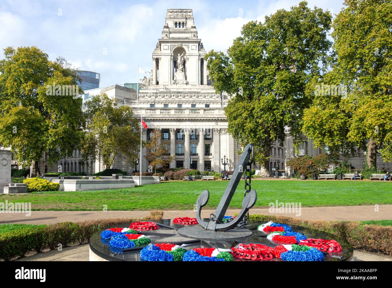 Four Seasons Hotel & Royal Navy Memorial, Trinity Square Gardens, Tower Hill, London Borough of Tower Hamlets, Greater London, Angleterre, Royaume-Uni Banque D'Images