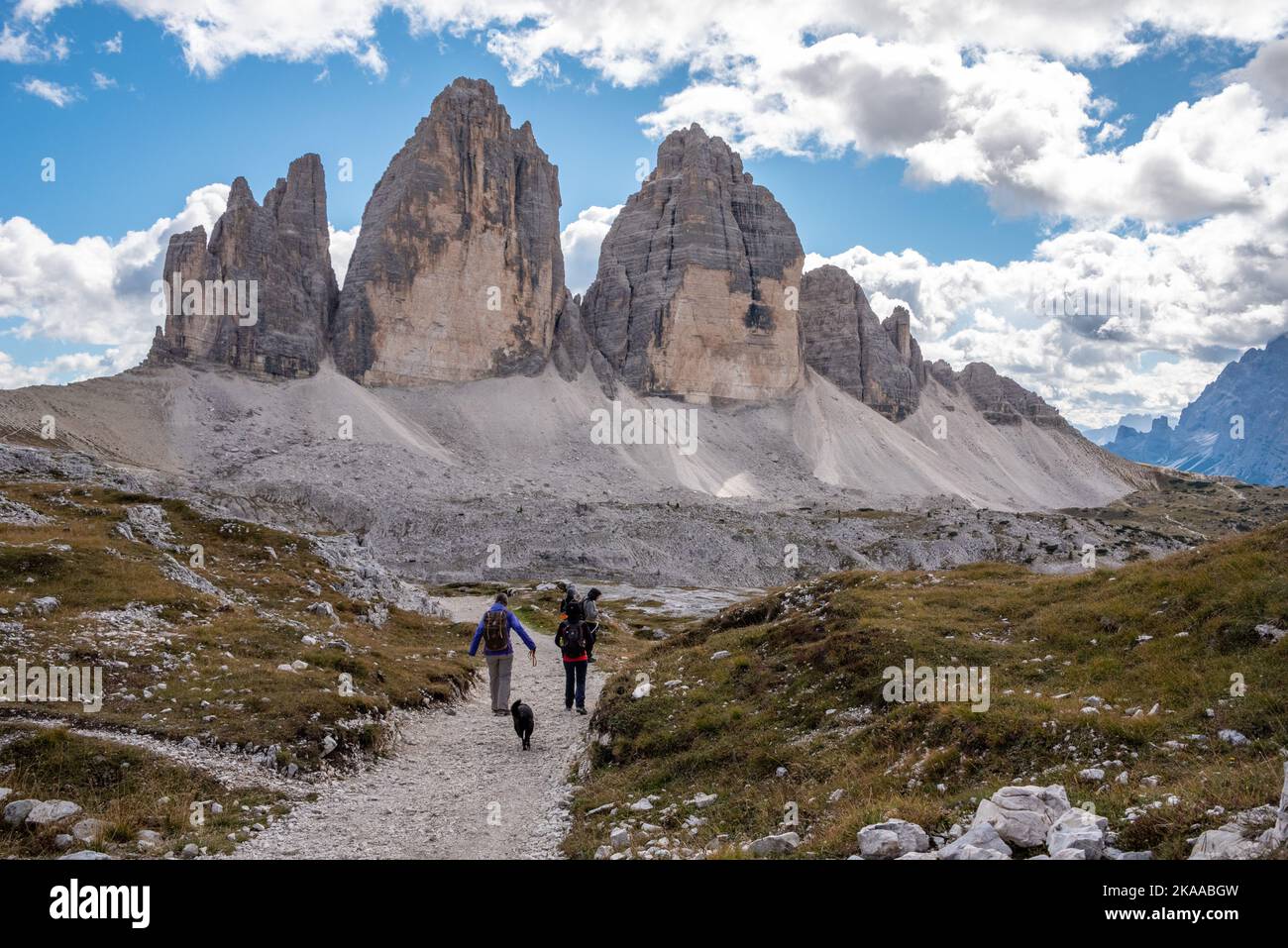 Une femme randonnée solitaire avec son chien autour des montagnes de Drei Zinnen, les Dolomites dans le Tyrol du Sud Banque D'Images