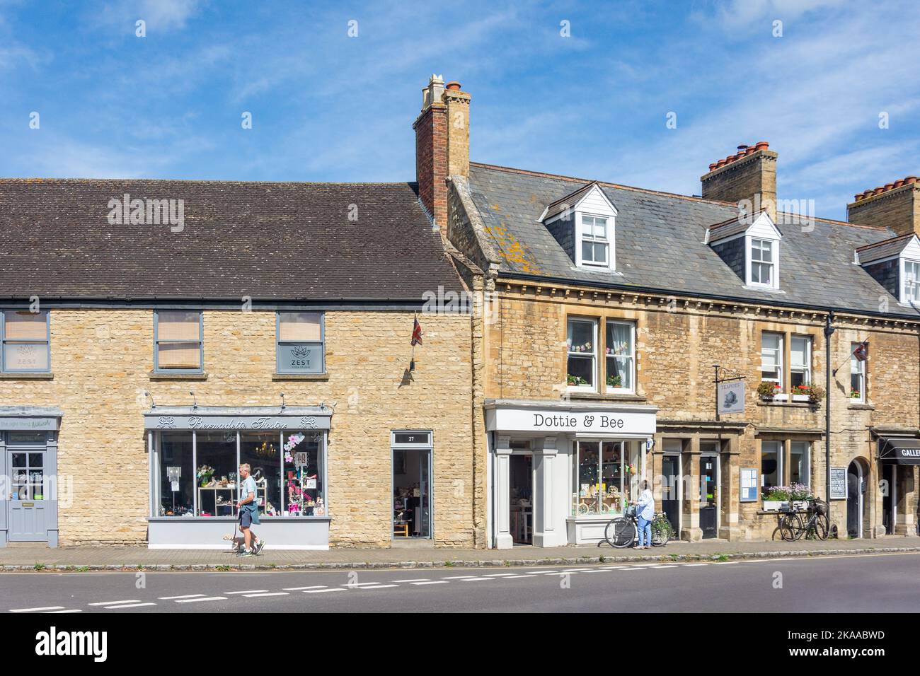 Boutiques sur High Street, Olney, Buckinghamshire, Angleterre, Royaume-Uni Banque D'Images