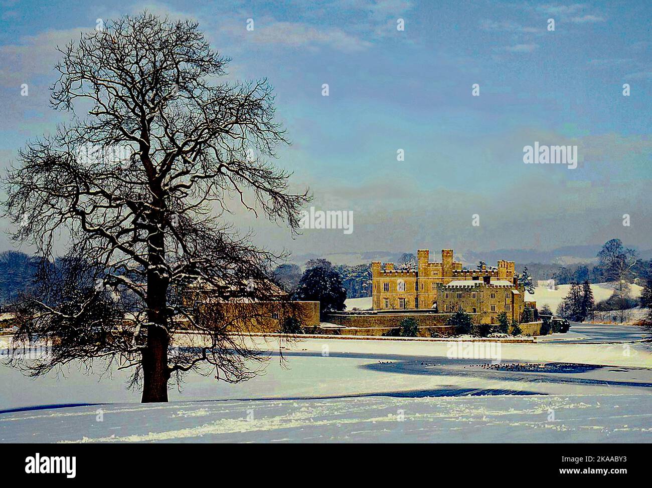 Neige d'hiver au château de Leeds, Kent. Banque D'Images