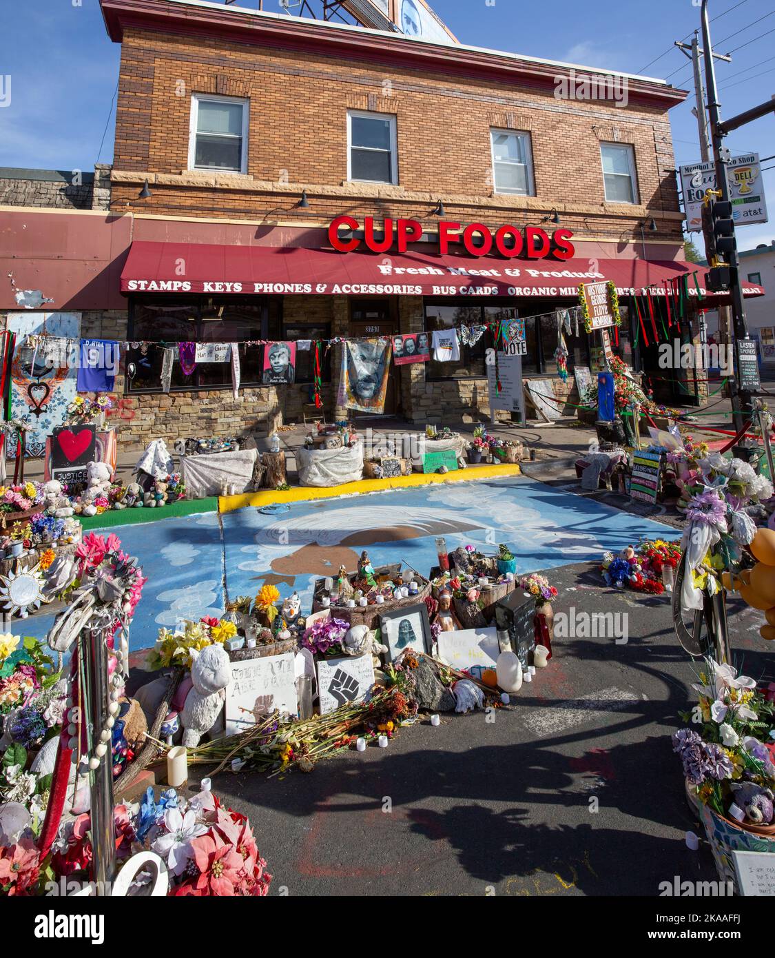 Monuments commémoratifs et hommages à l'extérieur de Cup Foods, le site de l'assassinat de George Floyd en 2020 par un policier dans le sud de Minneapolis, au Minnesota. Banque D'Images