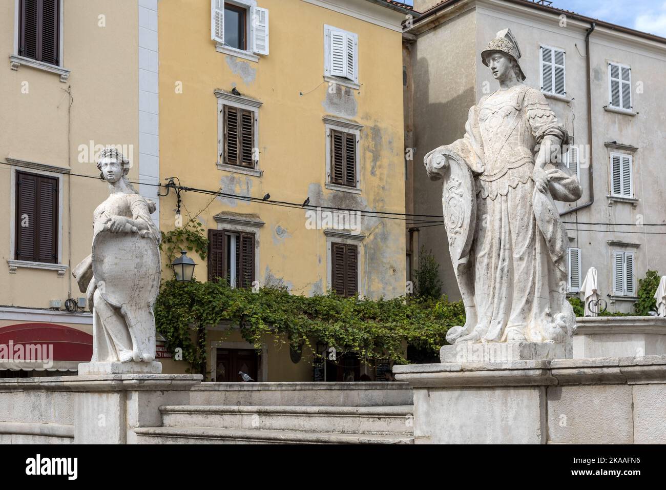 1st May Square, à l'origine Stari trg, The Old Square, Piazza Vecchia, Justice et droit. Statues, Piran, Slovénie Banque D'Images