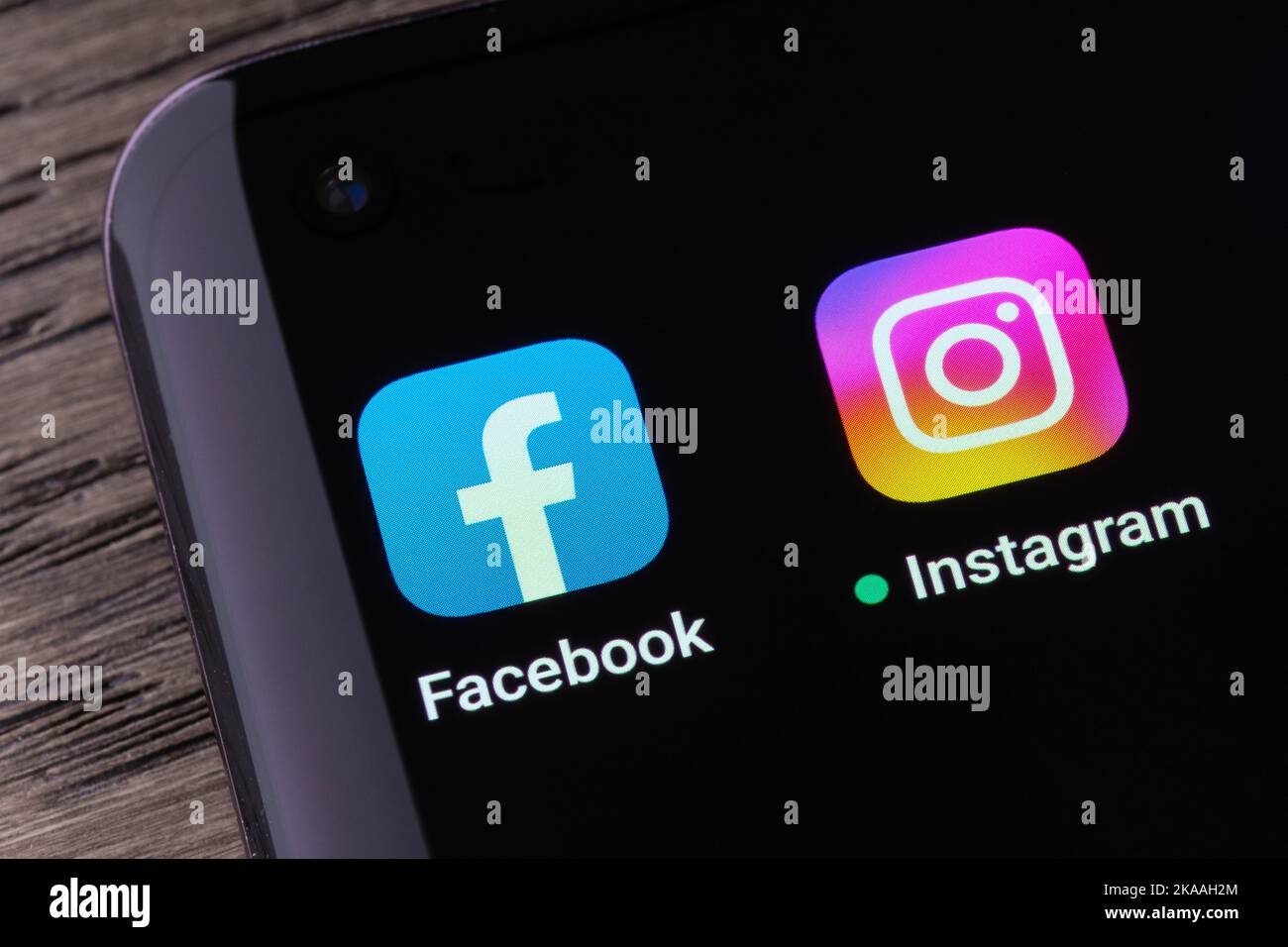 Applications Facebook et Instagram affichées sur l'écran du smartphone. Concept. Stafford, Royaume-Uni, 30 octobre 2022 Banque D'Images