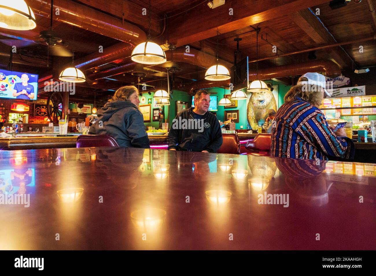 Le pêcheur mange et boit au restaurant Henry's Great Alaskan ; Kodiak ; Alaska ; États-Unis Banque D'Images