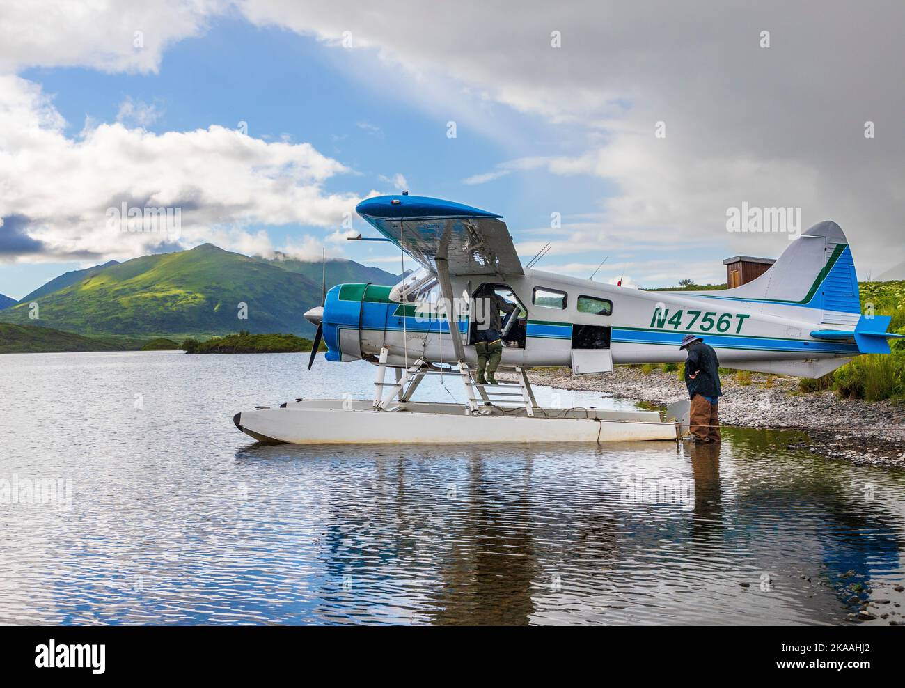 Pilote et guide de Bush Rolan Ruoss ; Sea Hawk Air ; de Havilland ; Beaver ; hydravion ; Île Kodiak; Alaska; États-Unis Banque D'Images