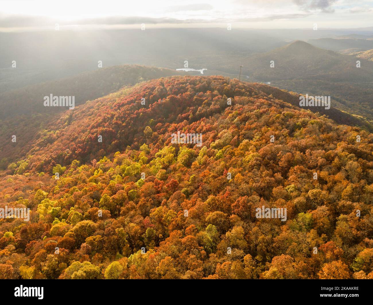 Photo aérienne des montagnes de Géorgie pendant un beau coucher de soleil d'automne avec des rayons du soleil Banque D'Images