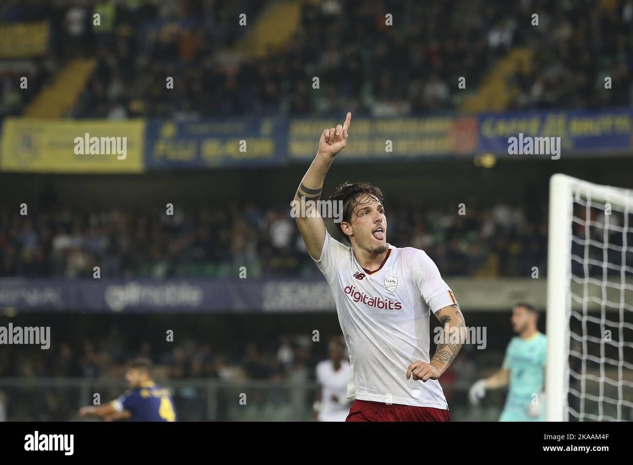 Nicolo Zaniolo d'AS Roma célèbre après avoir été marquant pendant Hellas Verona vs AS Roma, 12° série A Tim 2022-23 au stade Marcantonio Bentegodi en V Banque D'Images