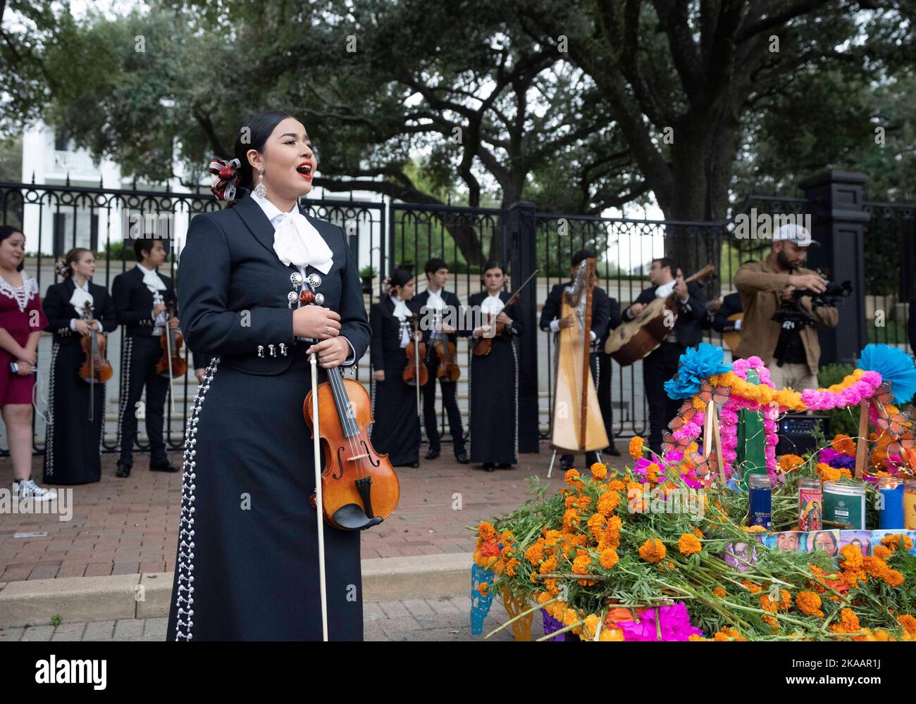 Un mariachi de l'Université du Texas à Austin chante à l'extérieur des portes de la résidence du gouverneur du Texas alors que les familles des 21 victimes du massacre de l'école 24 mai 2022 Uvalde se réunissent en l'honneur de leurs proches avec une cérémonie traditionnelle Dia de los Muertos sur 1 novembre, 2022. Les vacances mexicaines traditionnelles se traduisent par « la mort des morts ». Crédit : Bob Daemmrich/Alay Live News Banque D'Images