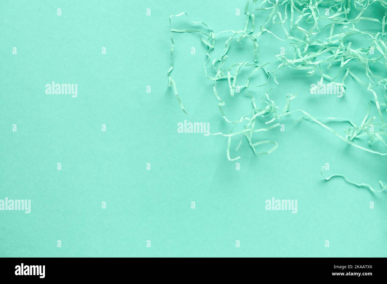 Papier déchiqueté sur fond de menthe Banque D'Images