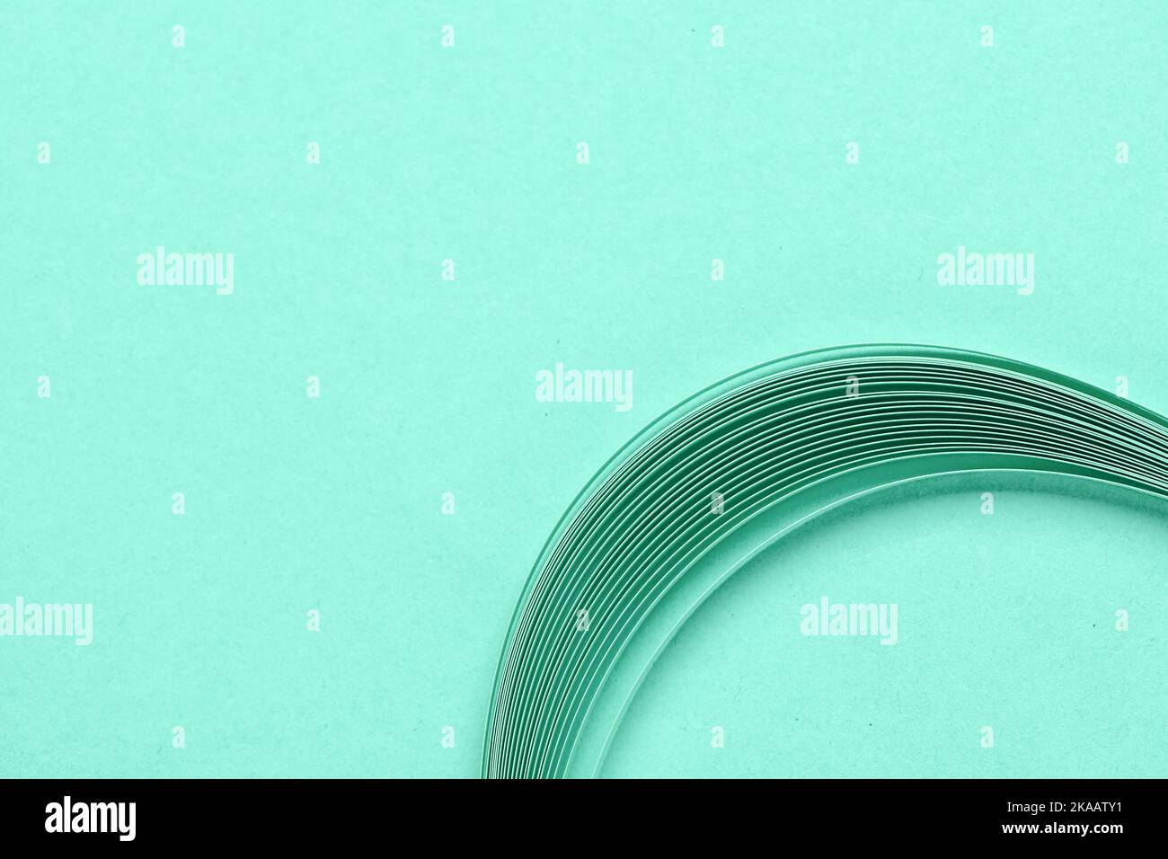 Rayures de papier déchiqueté sur fond de menthe Banque D'Images
