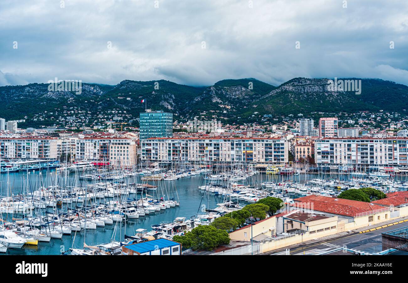 Port de Toulon par temps nuageux, France, Europe Banque D'Images