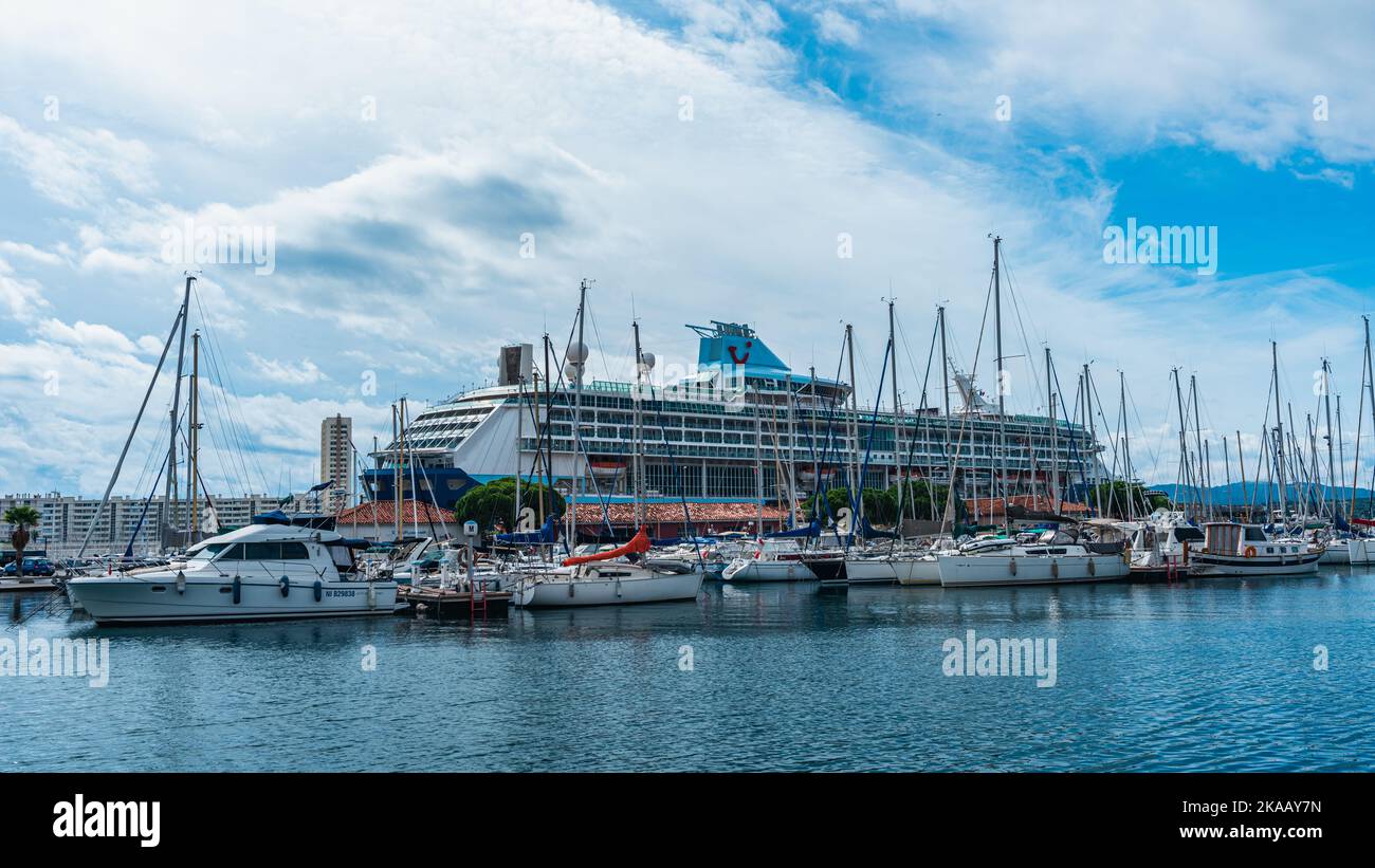 Bateau de croisière TUI Marella Discovery dans le port de Toulon, France, Europe Banque D'Images