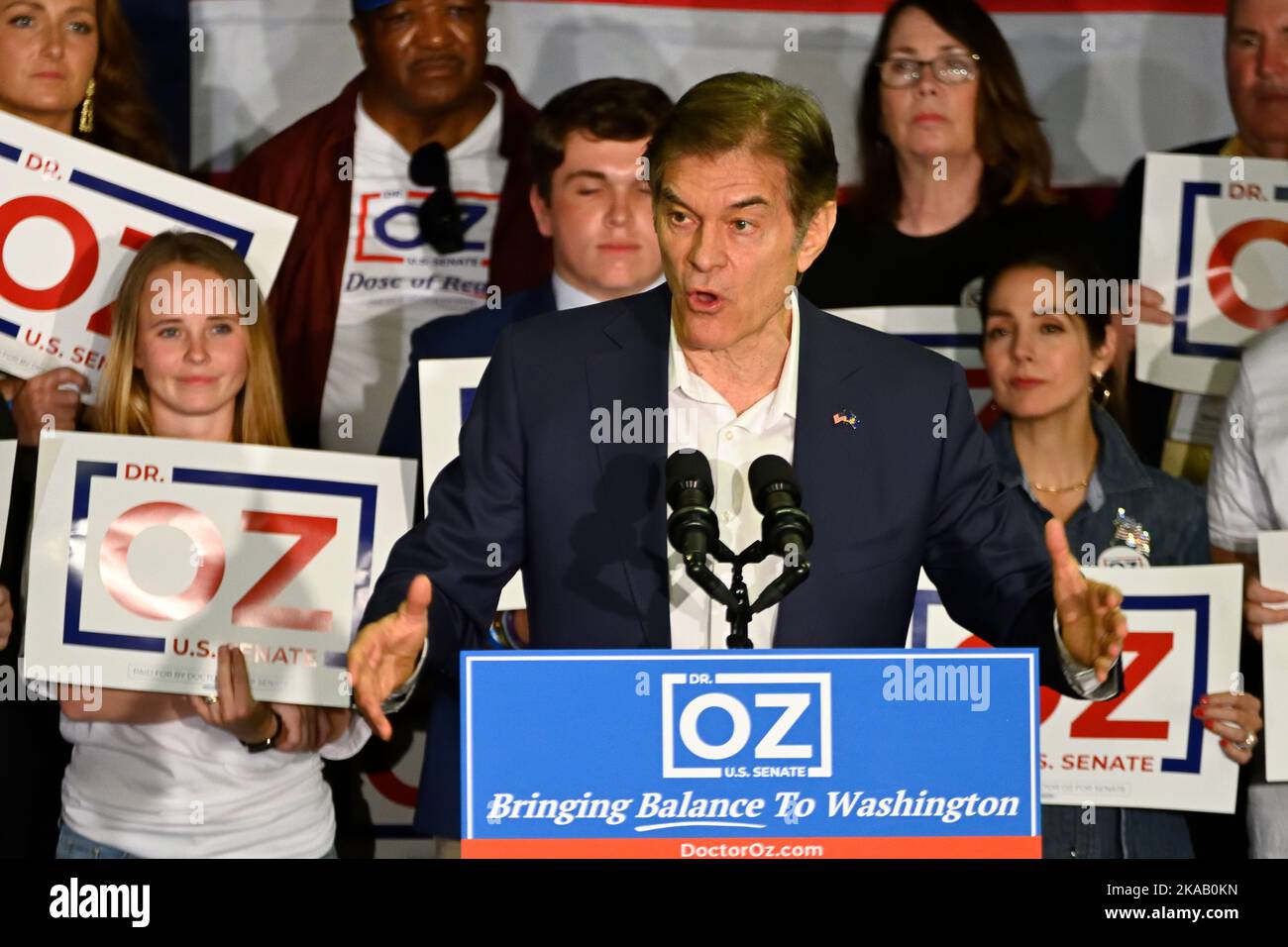 Bensalem, États-Unis. 01st novembre 2022. M. Mehmet Oz, candidat républicain au Sénat américain, parle lors d'un rassemblement à Bensalem, PA, USA sur 1 novembre. 2022. Avec une semaine restant jusqu'au jour des élections, Oz et son opposition, le candidat démocrate PA Lt. Gov. John Fetterman, organisent des rassemblements autour de l'État Keystone pour trouver un soutien à leurs campagnes dans une cuisse et une course sous surveillance d'un siège du Sénat américain de Pennsylvanie. Crédit : OOgImages/Alamy Live News Banque D'Images