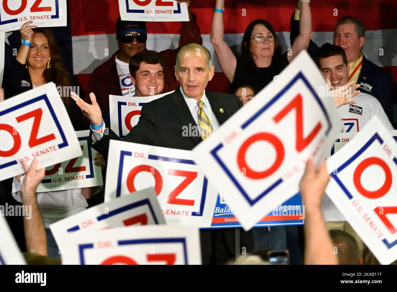 Bensalem, États-Unis. 01st novembre 2022. M. Mehmet Oz, candidat républicain au Sénat américain, a organisé un rassemblement à Bensalem, PA, États-Unis sur 1 novembre. 2022. Avec une semaine restant jusqu'au jour des élections, Oz et son opposition, le candidat démocrate PA Lt. Gov. John Fetterman, organisent des rassemblements autour de l'État Keystone pour trouver un soutien à leurs campagnes dans une cuisse et une course sous surveillance d'un siège du Sénat américain de Pennsylvanie. Crédit : OOgImages/Alamy Live News Banque D'Images