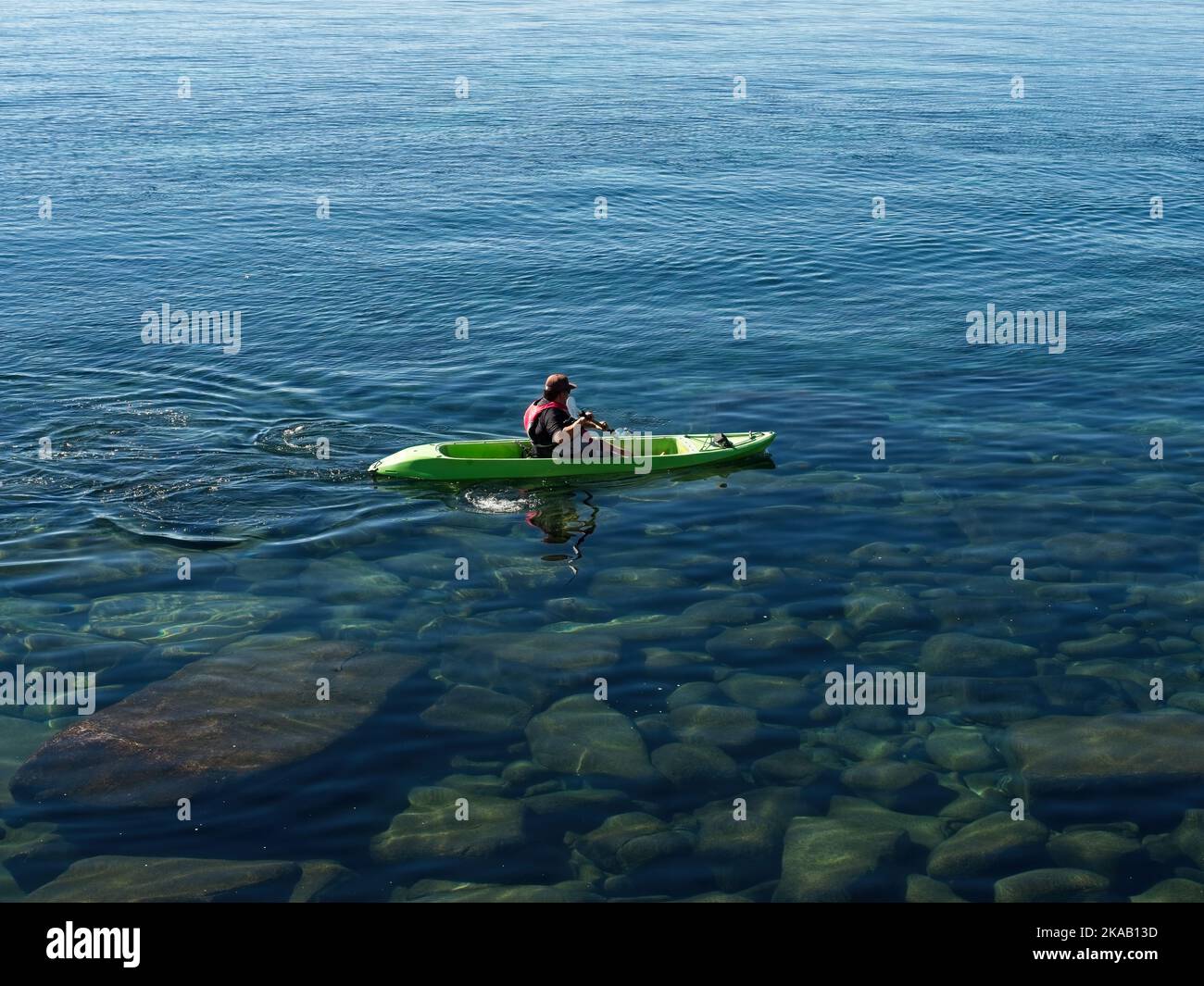 Les gens font du kayak par temps ensoleillé Banque D'Images
