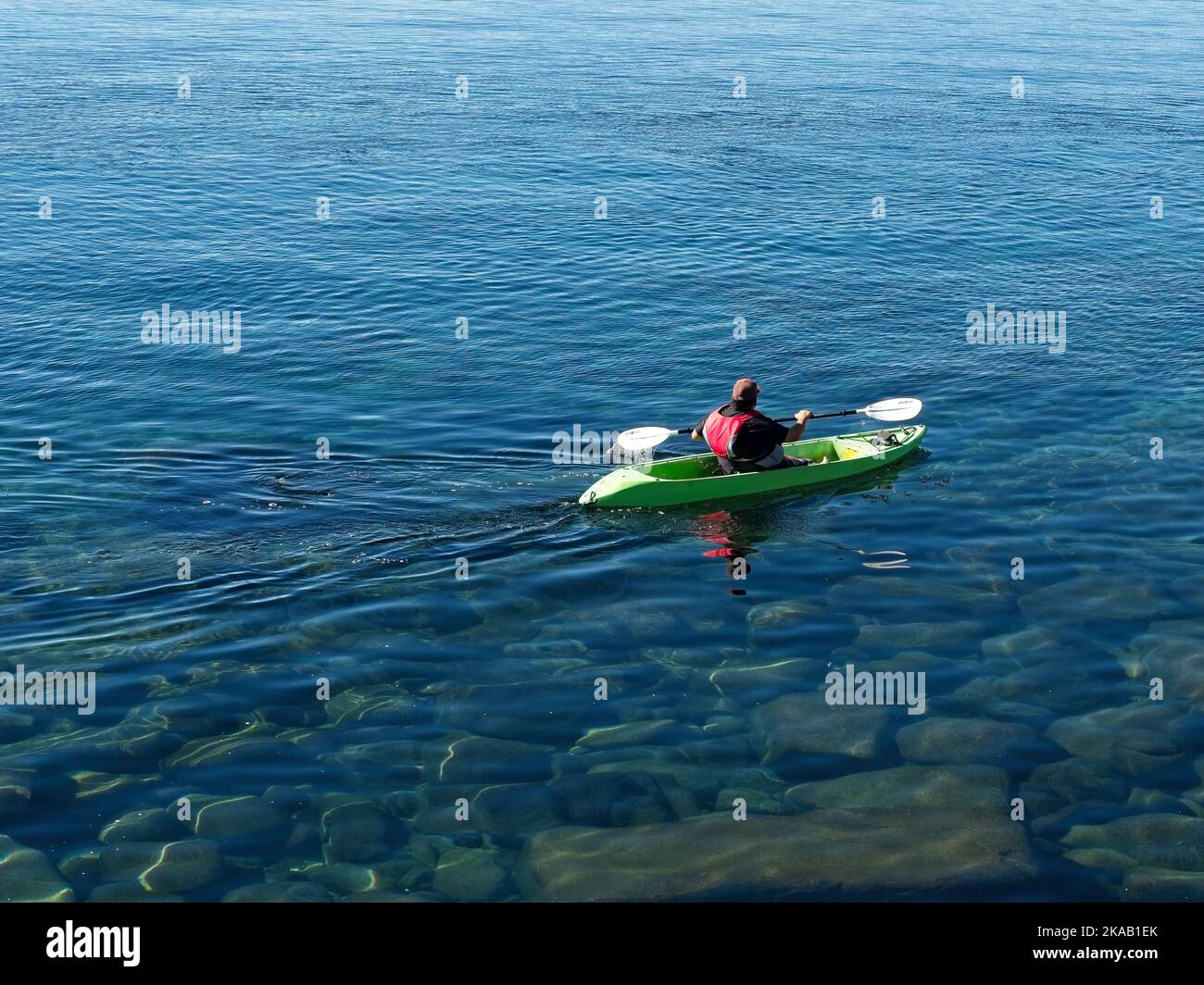 Les gens font du kayak par temps ensoleillé Banque D'Images