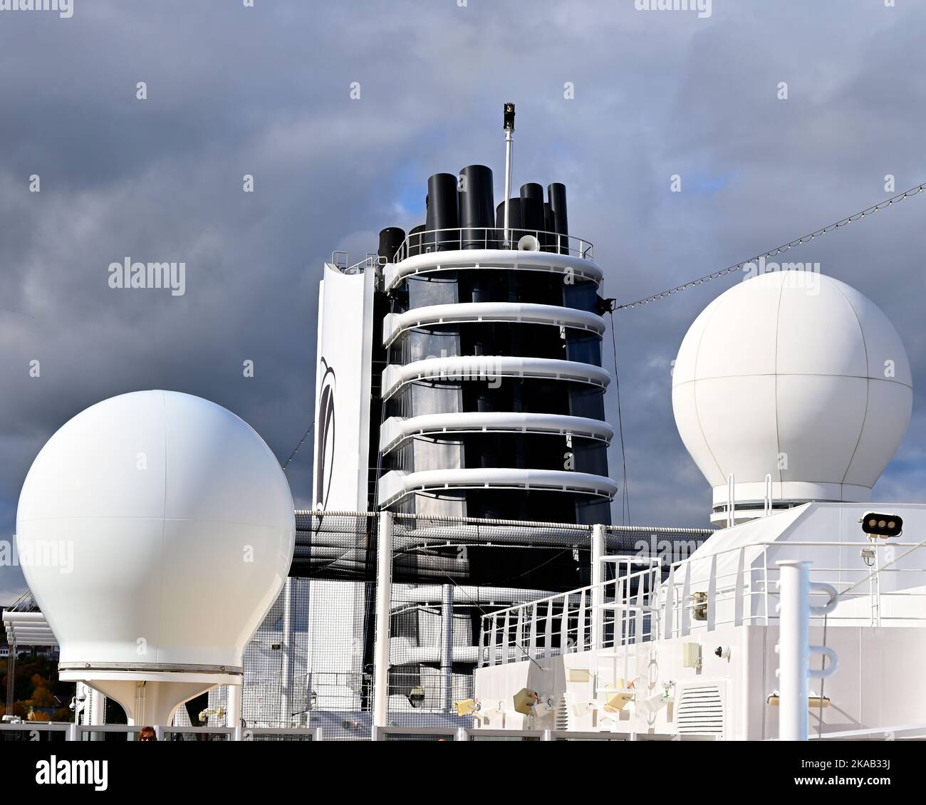 L'entonnoir et les dômes de communication sur le Holland America Nieuw Statendam Banque D'Images