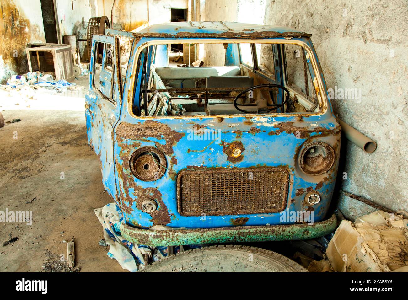 vieille voiture pourrie dans l'usine abandonnée Banque D'Images
