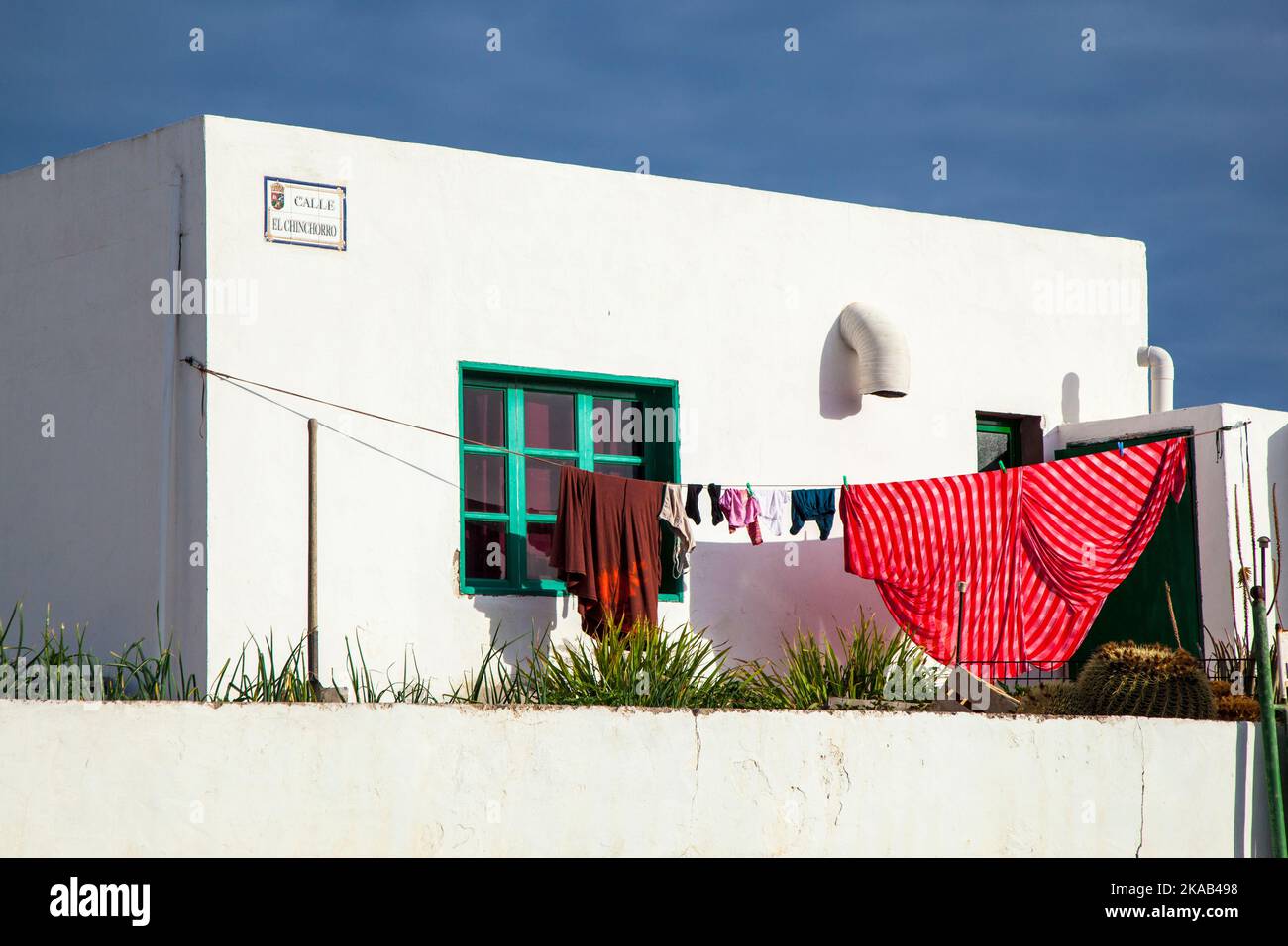 séchage de vêtements devant une maison de pêcheurs au port Banque D'Images