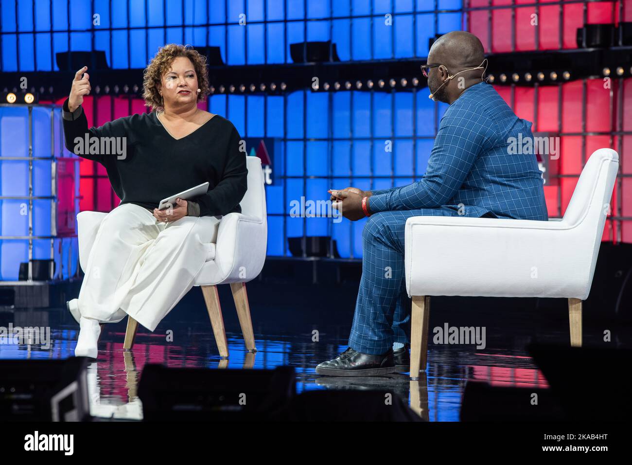 Lisbonne, Portugal. 01st novembre 2022. Lisa Jackson (L), vice-présidente des initiatives environnementales d'Apple, a vu s'adresser au public à l'Altice Arena Center Stage pendant la soirée d'ouverture du Web Summit 2022. La plus grande conférence technologique au monde est de retour à Lisbonne. Pendant quatre jours, les nouvelles tendances technologiques seront discutées et la manière dont elles influenceront nos vies. 70 000 personnes sont attendues à l'événement. Crédit : SOPA Images Limited/Alamy Live News Banque D'Images