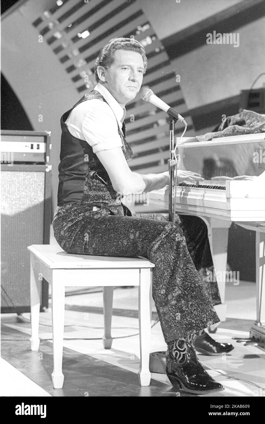 BURBANK, CA - 08 NOVEMBRE : Jerry Lee Lewis joue à l'émission télévisée spéciale de minuit aux studios NBC sur 8 novembre 1976 à Burbank, Californie. Crédit: Jeffrey Mayer / Rock négatifs / MediaPunch Banque D'Images