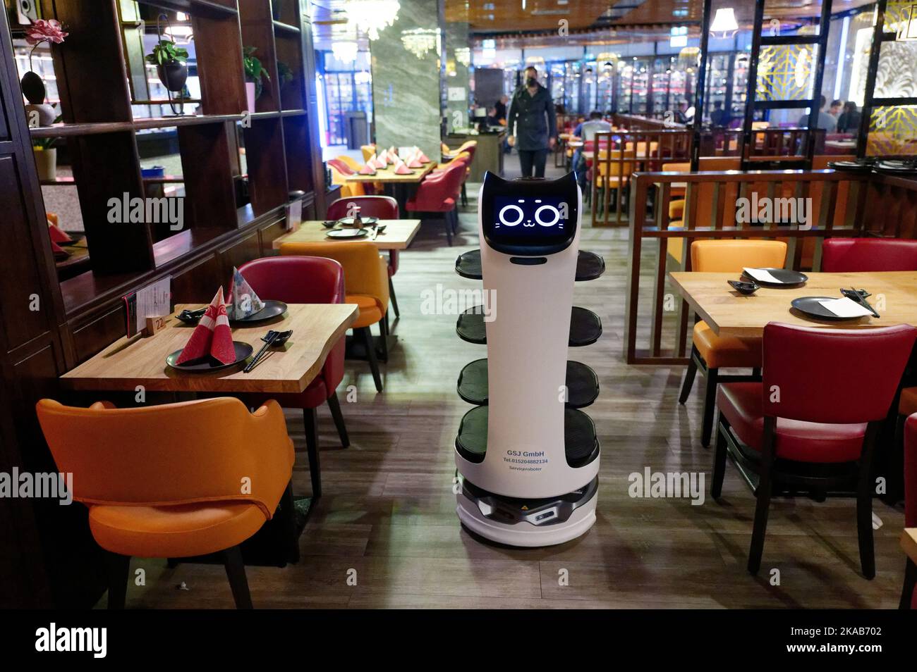 Cologne, Allemagne. 28th octobre 2022. Le robot Miaomiao conduit de manière autonome dans le restaurant de sushi Nakoyashi. Les experts estiment que l'utilisation de robots dans les restaurants, qui est encore rare, pourrait se développer à l'avenir en raison des pénuries de personnel dans l'industrie de la restauration. (À dpa-Korr « le robot dans le restaurant : les serveurs alimentés par batterie comme une tendance future ? ») Credit: Henning Kaiser/dpa/Alay Live News Banque D'Images