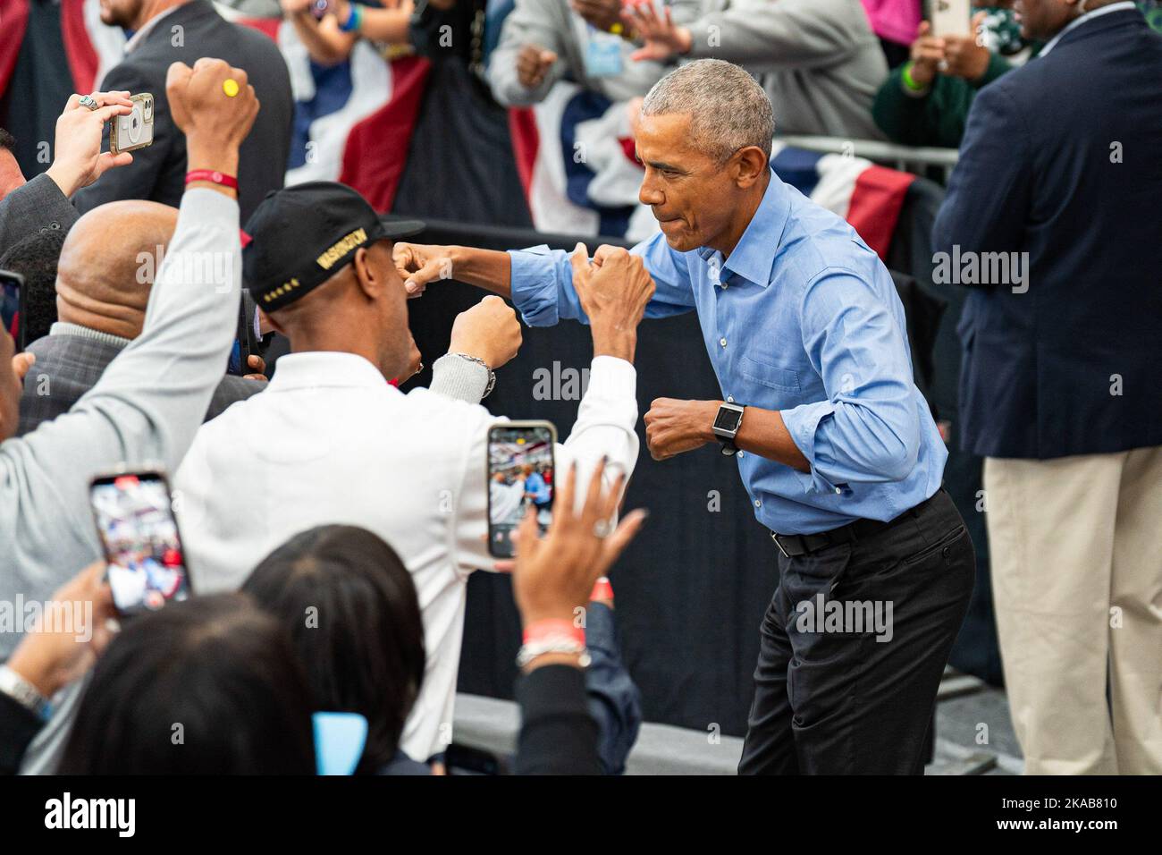 Detroit, États-Unis. 29th octobre 2022. Le président Barack Obama interagit avec ses partisans lors du rassemblement. Les démocrates du Michigan tiennent un rassemblement de sortie du vote pour le gouverneur Gretchen Whitmer avec le président Barack Obama avant les élections de mi-mandat de 2022. (Photo par Dominick Sokotooff/SOPA Images/Sipa USA) crédit: SIPA USA/Alay Live News Banque D'Images