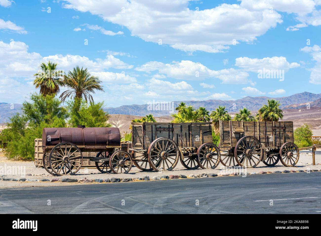 Vieux wagon à l'entrée du ranch de Furrance Creek au milieu de la Vallée de la mort, avec ces wagons, les premiers hommes ont traversé la vallée de la mort dans le Banque D'Images