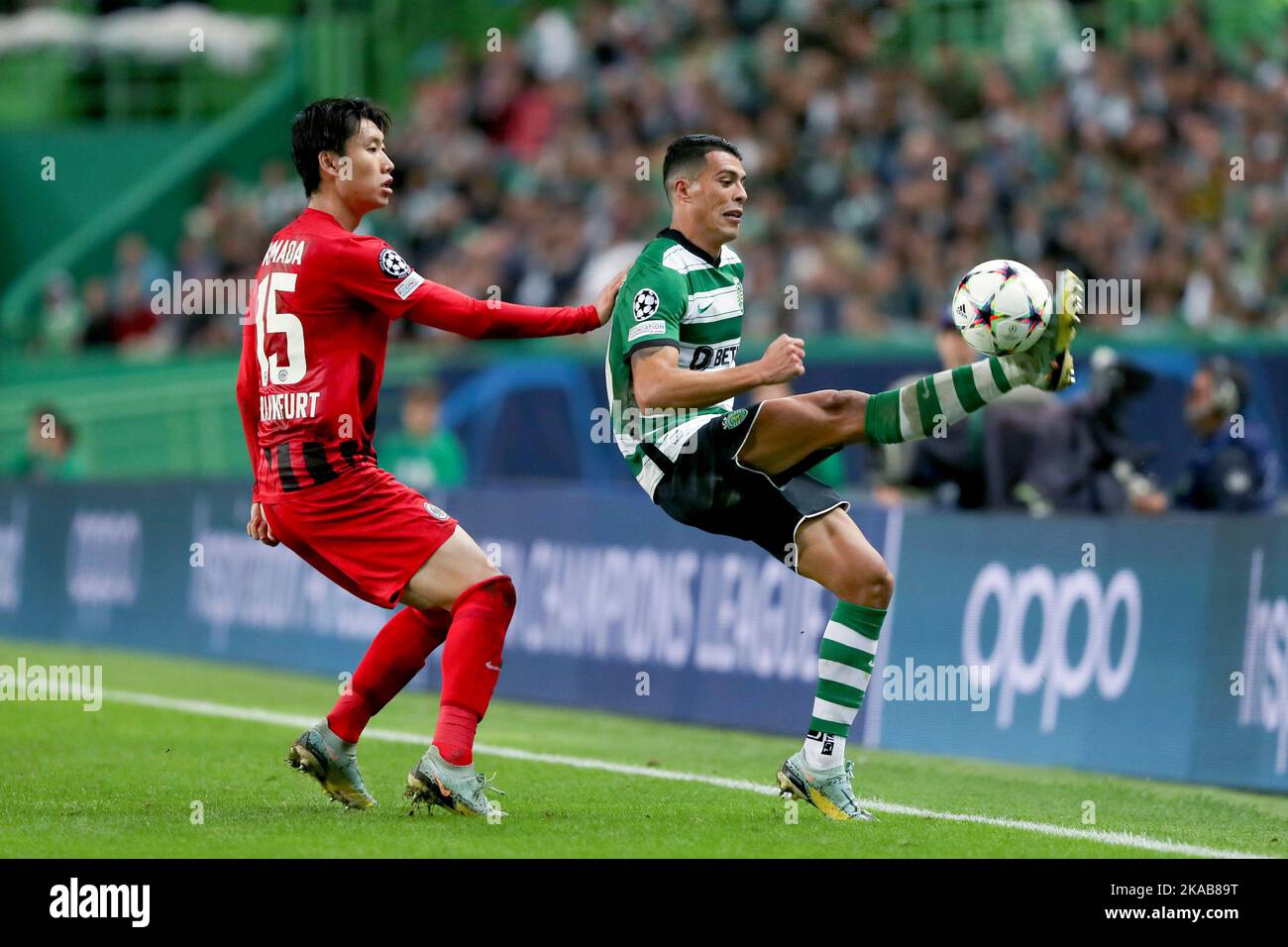 Lisbonne, Portugal. 1st novembre 2022. Pedro Porro (R) de Sporting CP vies avec Kamada Daichi de Francfort lors d'un match de football du groupe D de la Ligue des champions de l'UEFA entre Sporting CP et Eintracht Frankfurt à Lisbonne, Portugal, 1 novembre 2022. Crédit: Pedro Fiuza/Xinhua/Alay Live News Banque D'Images