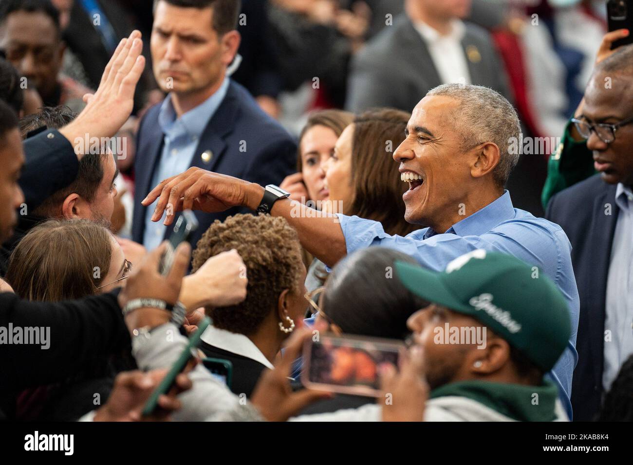 Le président Barack Obama interagit avec ses partisans lors du rassemblement. Les démocrates du Michigan tiennent un rassemblement de sortie du vote pour le gouverneur Gretchen Whitmer avec le président Barack Obama avant les élections de mi-mandat de 2022. Banque D'Images