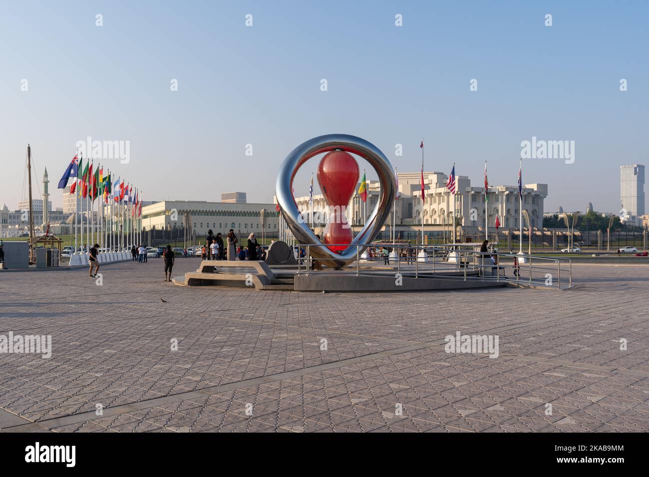 Doha, Qatar - 28 octobre 2022 : la coupe du monde de la FIFA Qatar 2022 horloge officielle du compte à rebours, située sur la corniche de pêche de Doha. Banque D'Images