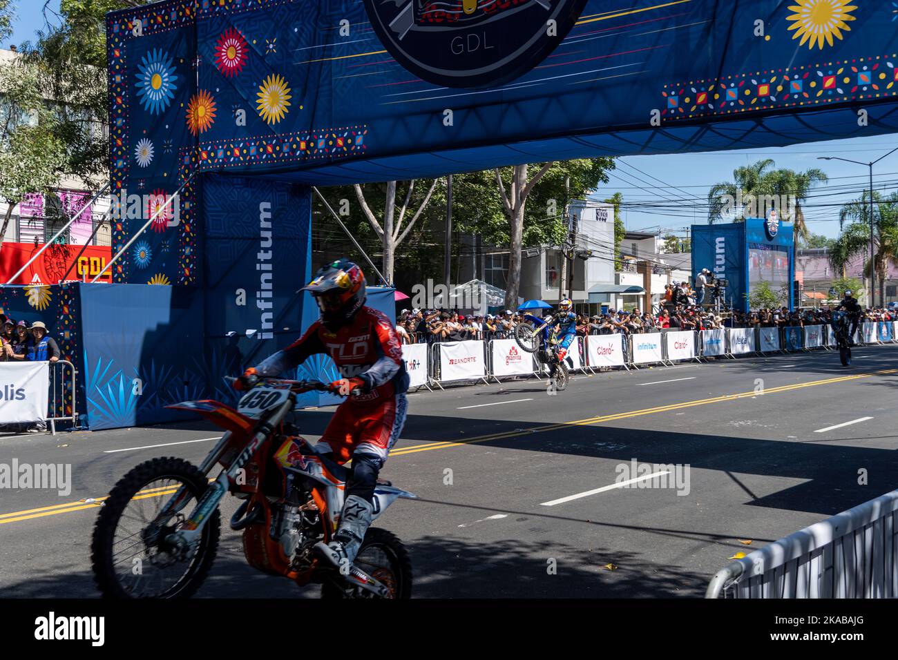 GUADALAJARA, MEXIQUE - OCTOBRE 25 2022 : Showrun Aaron Colton, Didier Goirand et ivan Ramirez à moto Banque D'Images