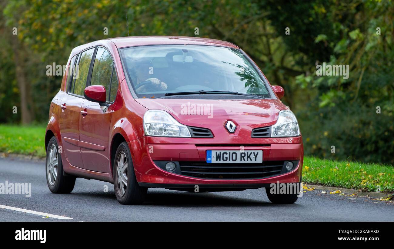 Voiture Renault Modus 2010 rouge Photo Stock - Alamy