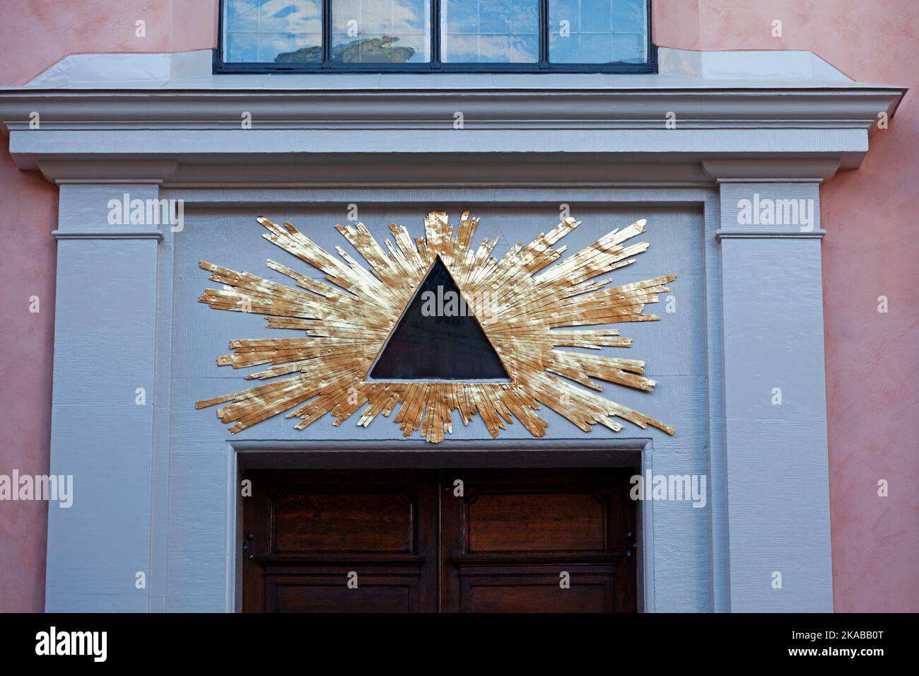 Symbole freemason au-dessus de la porte, dans une petite rue à côté du château de Stockholm Banque D'Images