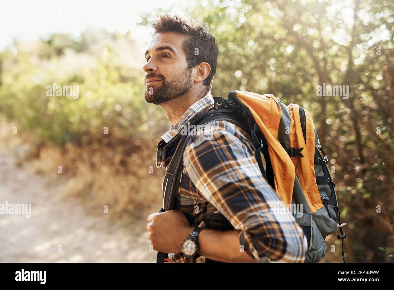 Regard sur le prix. Un beau jeune homme qui fait de la randonnée dans les montagnes. Banque D'Images