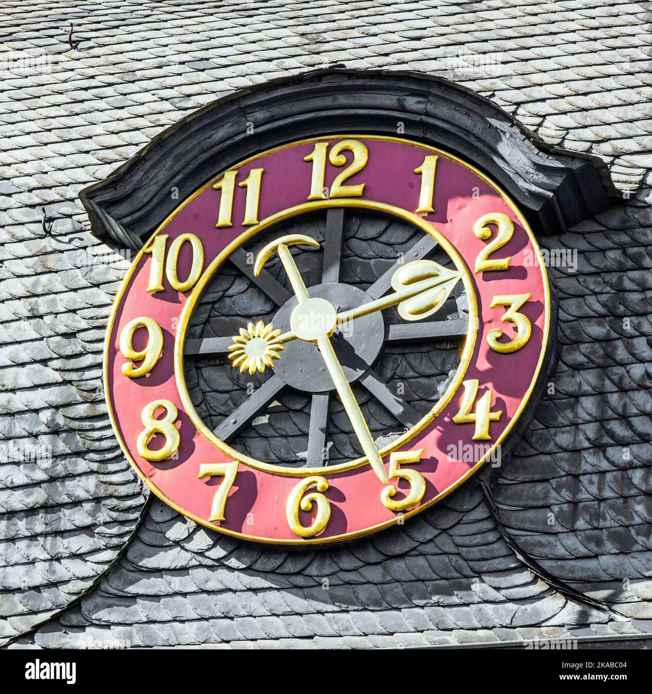 Ancienne horloge extérieure dans une maison à Bonn Banque D'Images