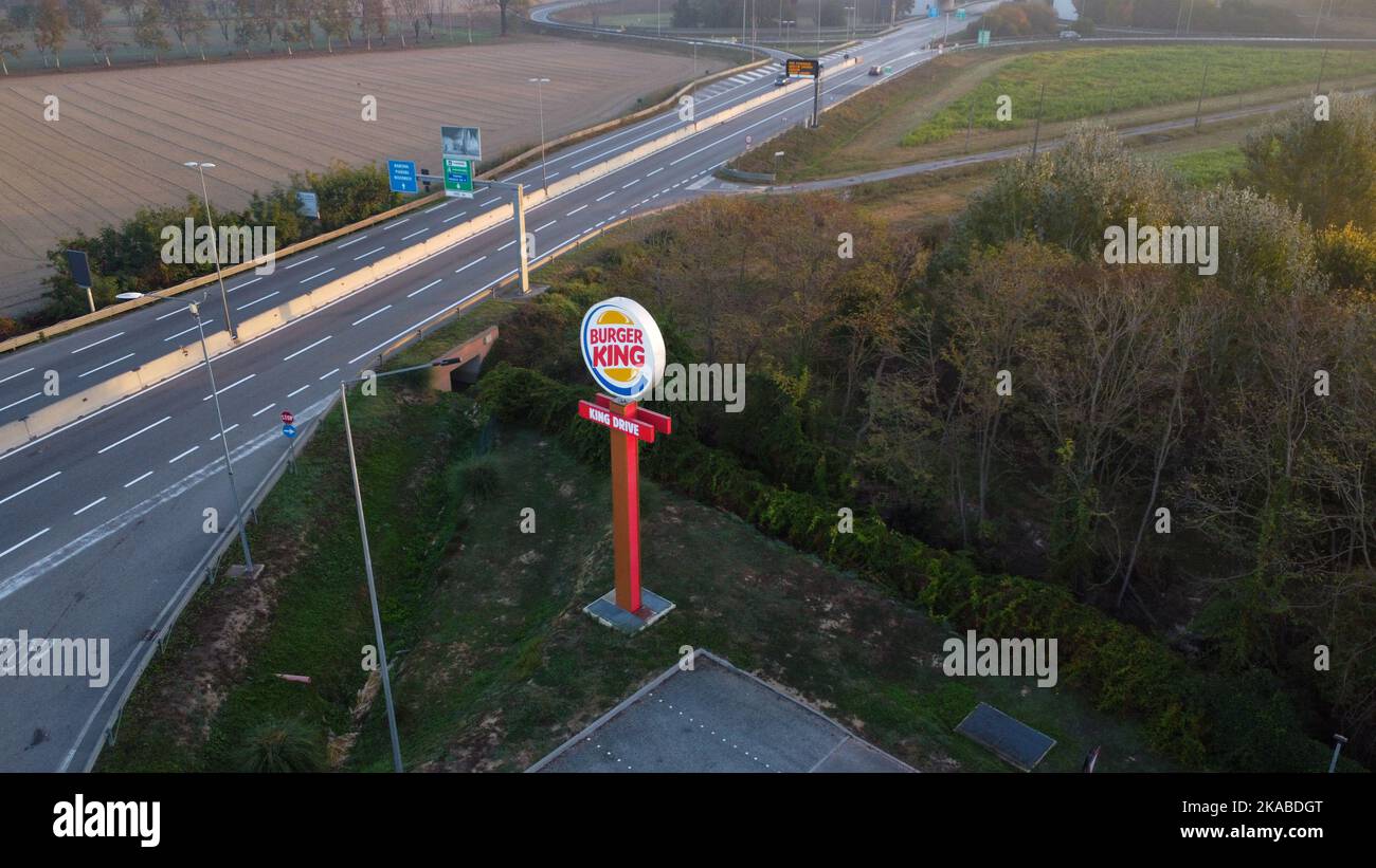 vue aérienne d'un restaurant burger king, grande enseigne sur le bord de la route Banque D'Images