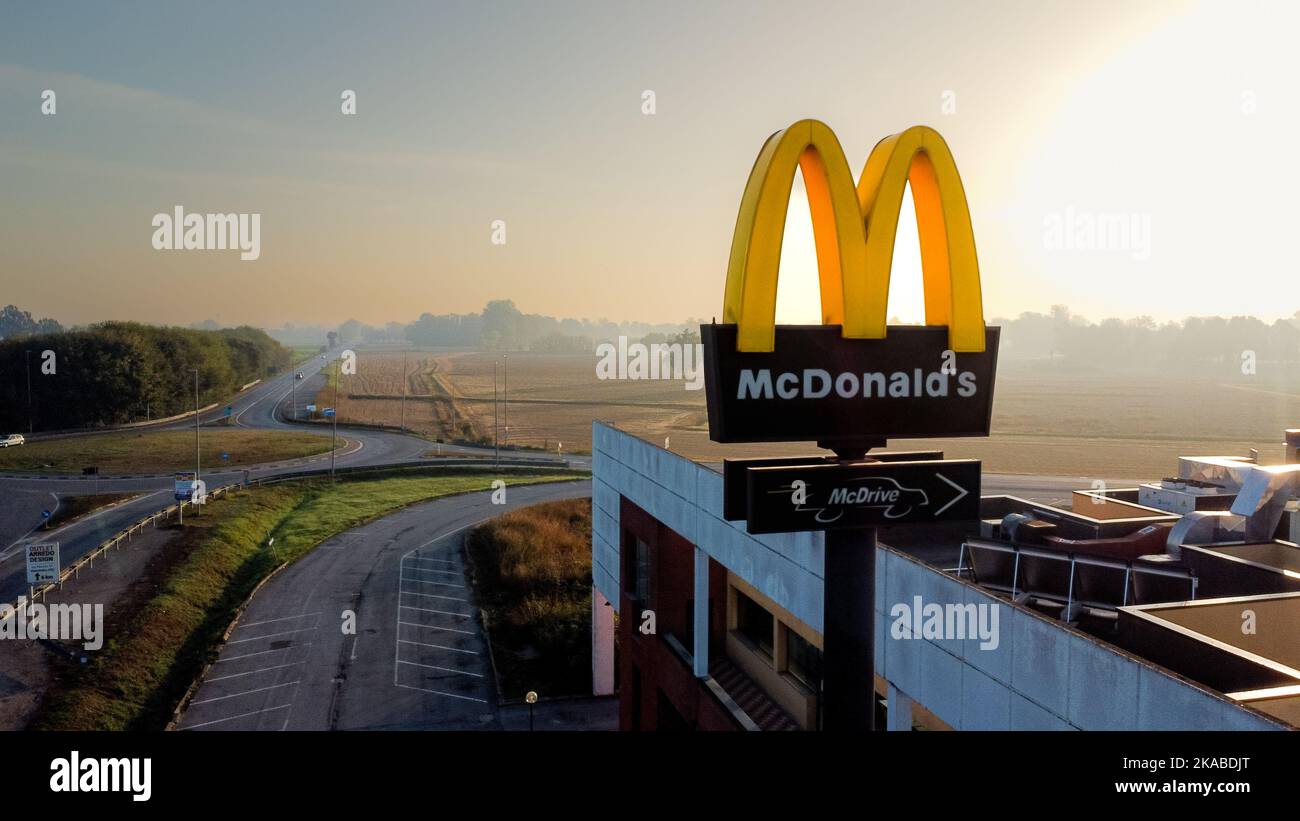 vue aérienne d'un restaurant burger king, grande enseigne sur le bord de la  route Photo Stock - Alamy