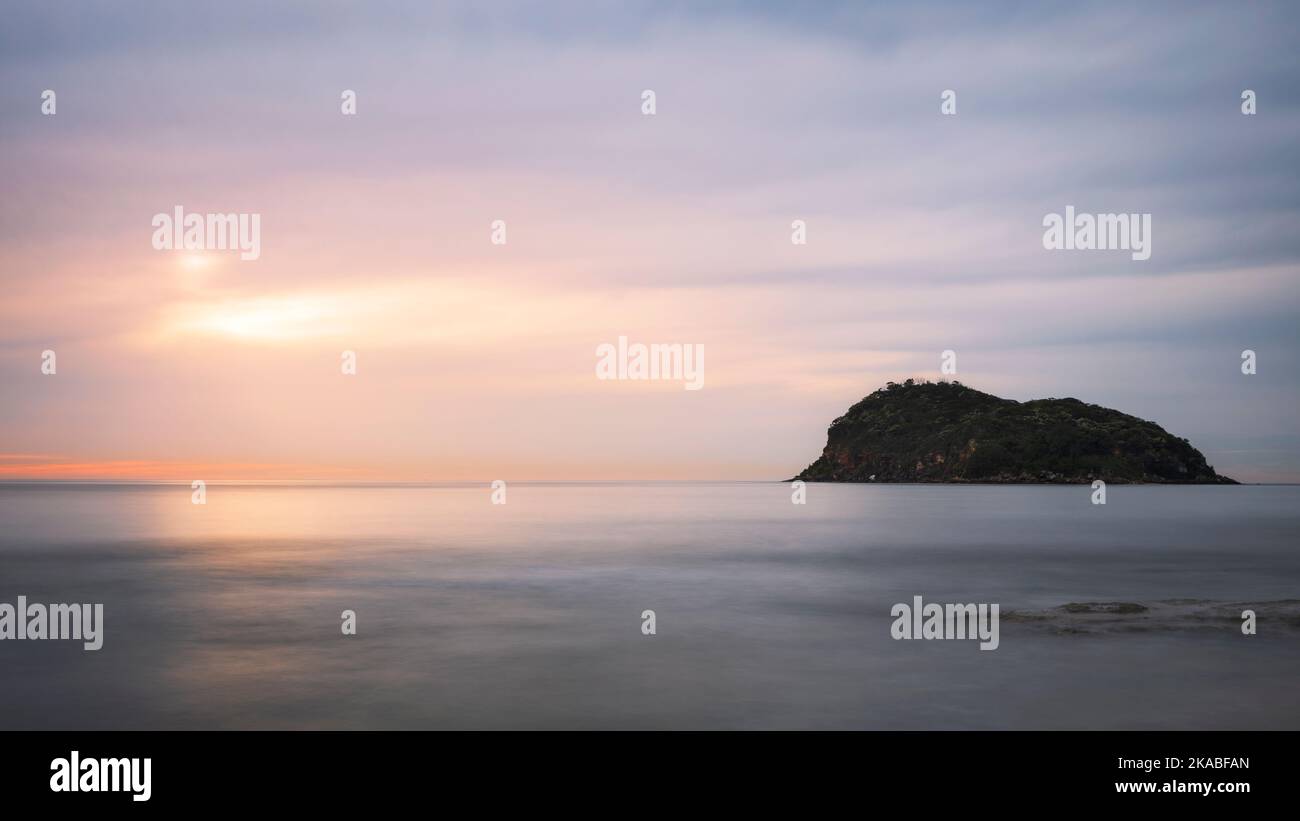 lever de soleil sur l'eau près de l'île de lion sur la côte centrale de nsw Banque D'Images