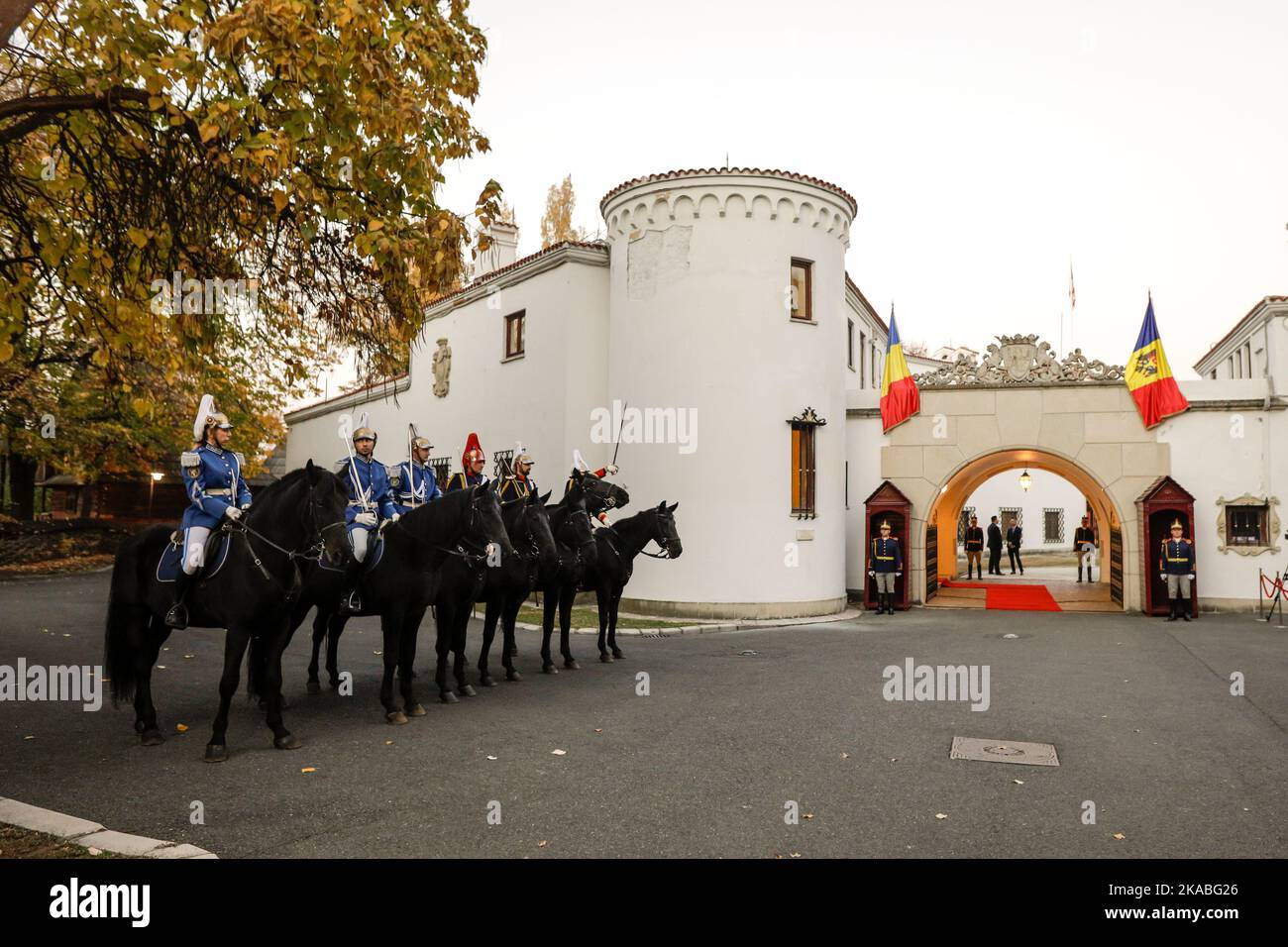 Bucarest, Roumanie - 1 novembre 2022 : monté Jandarmi roumain (cavaliers de la gendarmerie roumaine) en face du Palais Elisabeta. Banque D'Images