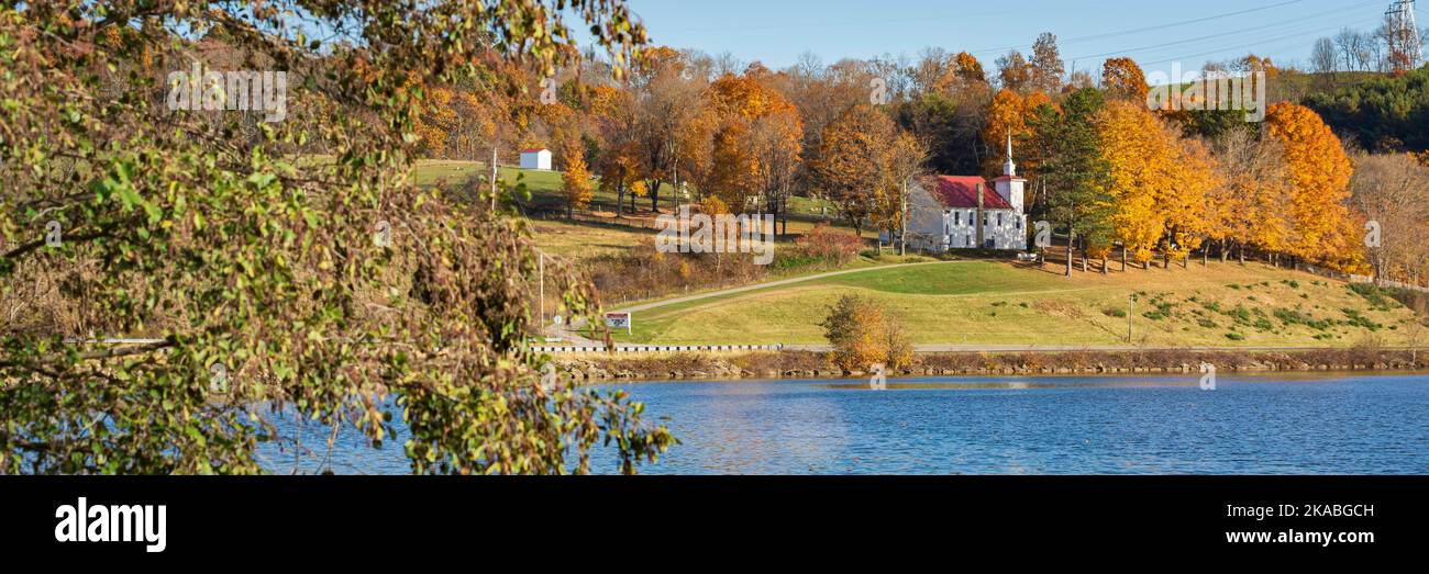 Scio, Ohio, États-Unis-oct 24, 2022: Panorama pittoresque de l'église méthodiste historique Pleasant Valley United surplombant le lac Tappan dans l'est de l'Ohio sur un bord de mer Banque D'Images