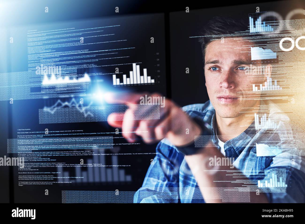 Toucher l'avenir. Un beau jeune programmeur au travail. Banque D'Images