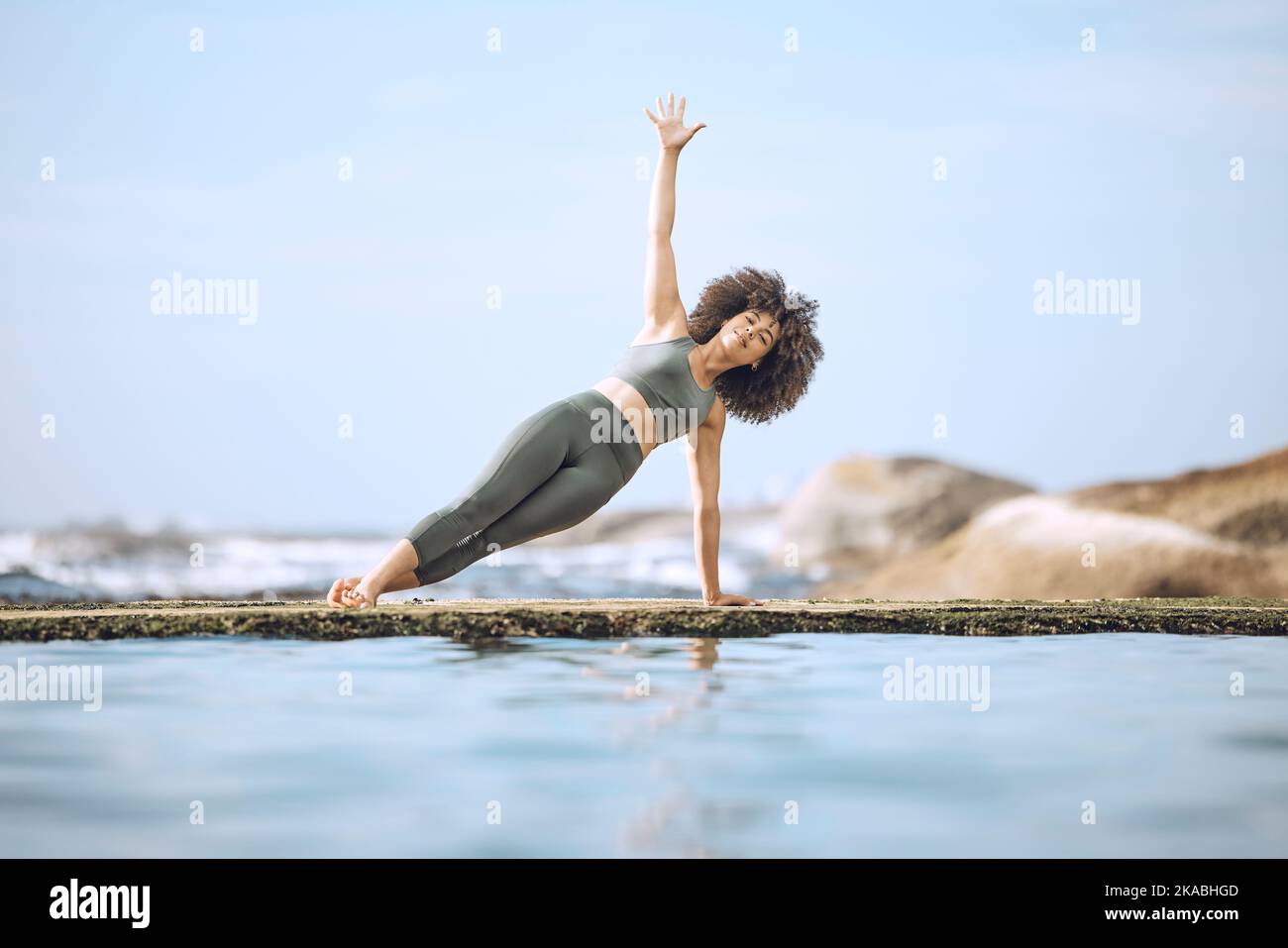 Yoga, équilibre et femme noire exercice à la plage, fitness en plein air avec zen et entraînement corporel. Pleine conscience, entraînement dans la nature et l'océan, liberté Banque D'Images