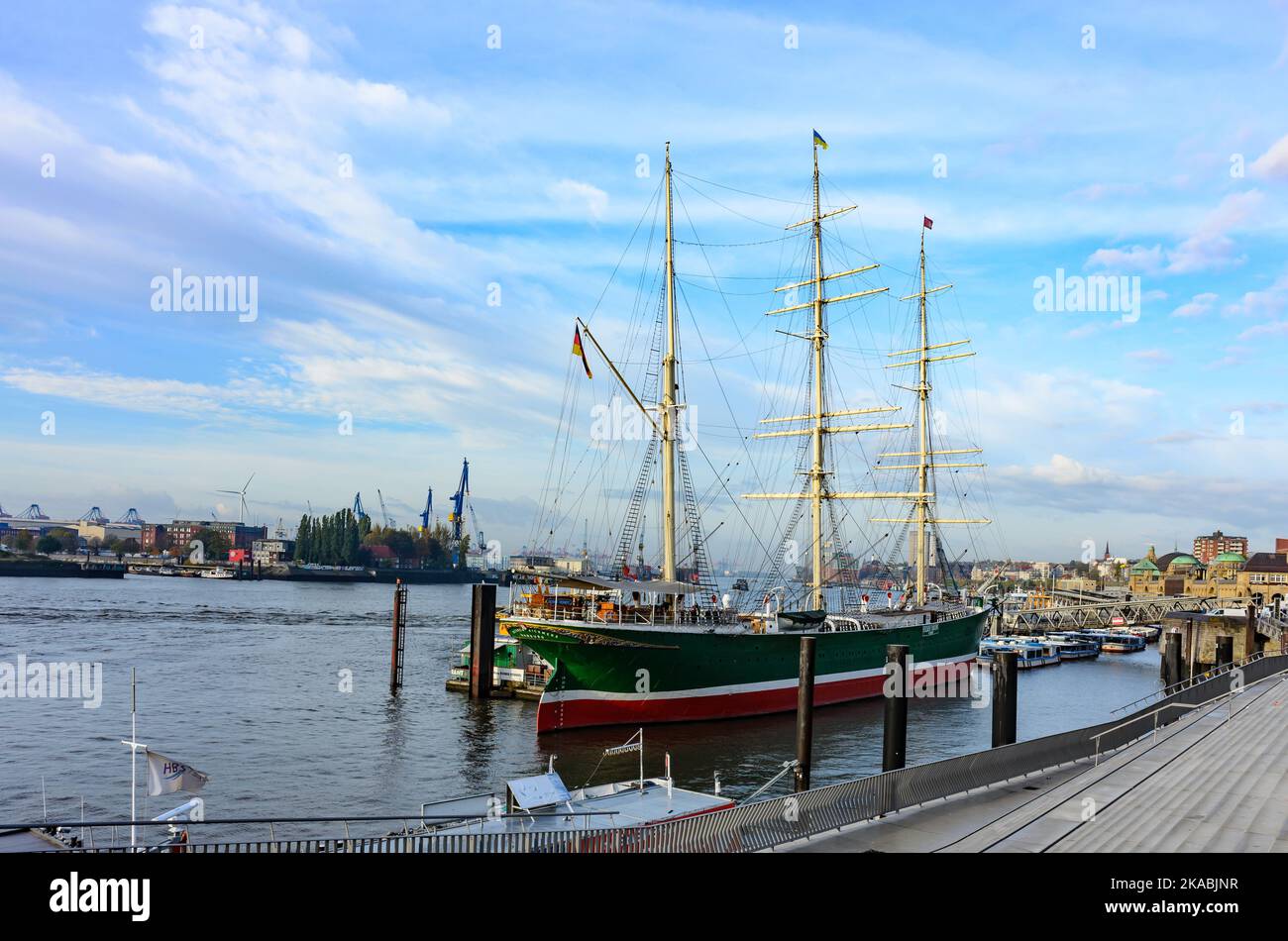 hambourg, allemagne, 27 octobre 2022, voilier rickmer rickmer rickmers dans le port à la lumière du matin Banque D'Images