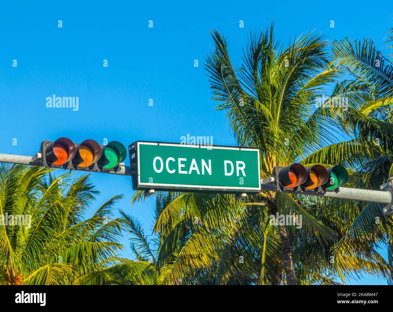 Panneau de rue de la célèbre rue Ocean Drice à Miami South avec feu de circulation Banque D'Images