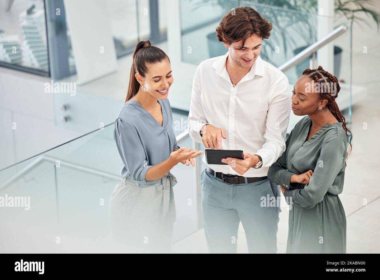 La collaboration marketing, le travail d'équipe sur les tablettes et les employés de bureau regardent l'idée de la présentation de la campagne publicitaire numérique. Commentaires de groupe, travailleurs Banque D'Images